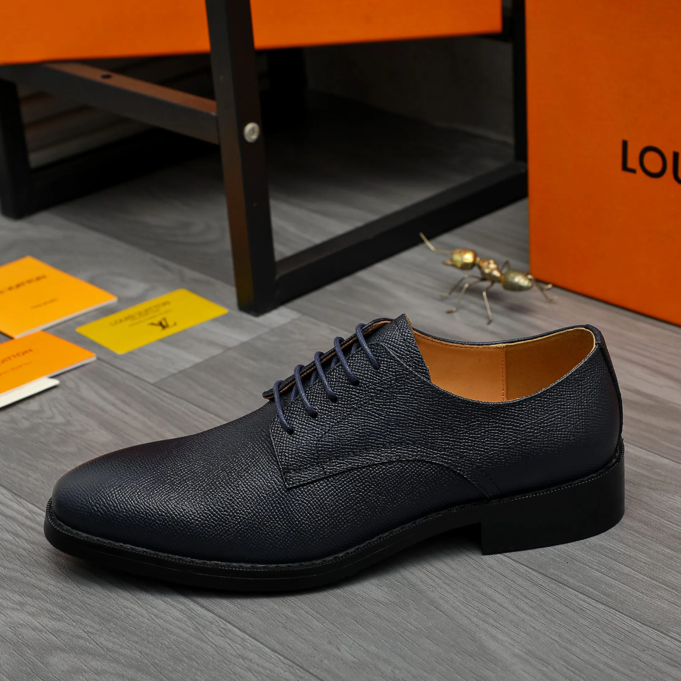 Men's shoes 💰500 Product trademark: LV "Louis Vuitton" business formal leather shoes Regular size: 39-45 (.45 customization is non-returnable) Product materials: Selected pebbled cowhide upper, cowhide lining, original rubber outsole